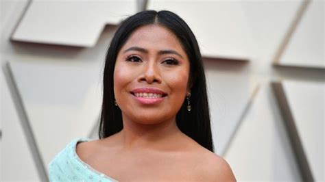 Yalitza Aparicio se convierte en un ángel de Victorias Secret y posa