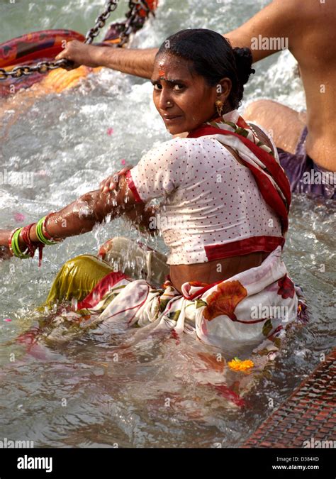 mujer bañarse en el río ganges en la tercera shahi snan kumbh mela en