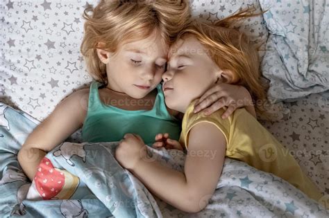 Zwei Kleine Geschwister Mädchen Schwestern Schlafen In Einer Umarmung Im Bett Unter Einer Decke