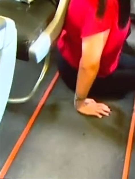 Jetstar Woman Forced To Crawl On Plane After No Wheelchair Provided
