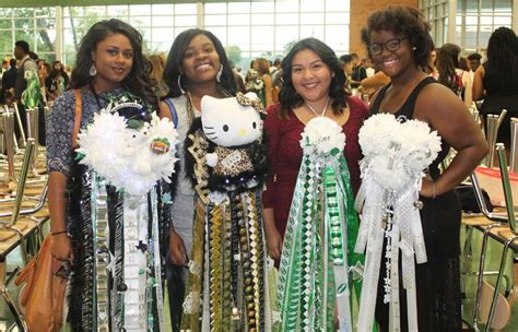 Texas Sized Mums A Homecoming Tradition The Colt
