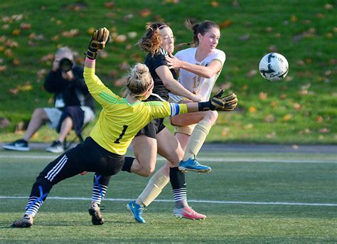 College Soccer Peninsula Women Topple Titans Reach Nwac Finals