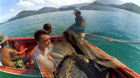 Tarik Pukat Manual Proses Penangkapan Ikan Nelayan Lhoong Aceh Besar