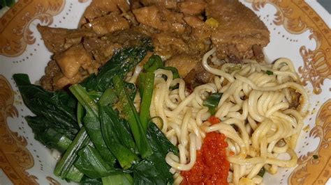 Sajian ini cocok untuk teman makan siang atau makan malam supaya lebih berselera. RESEP MIE AYAM SUPER ENAK - YouTube