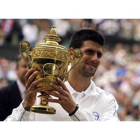 Jetzt ist die gelegenheit, björn borg verkauft aus geldnot seine fünf trophäen, die trennung fällt ihm natürlich nicht leicht. Bild: Novak Djokovic bei seinem Wimbledon Sieg 2011 mit Pokal