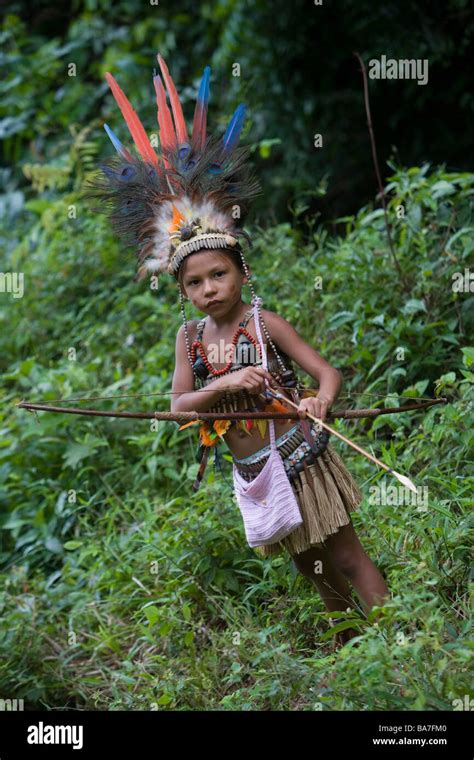 Junge Amazonas Mädchen In Tracht Kleiden Boca Da Valeria Amazonas Brasilien Südamerika