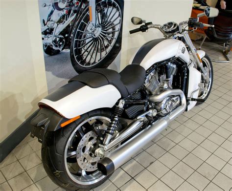 Dual exhaust with satin chrome finish. Harley-Davidson VRSCF V-ROD MUSCLE