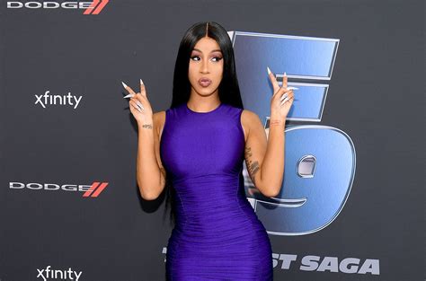 A Fan Says Cardi B Works Harder Than Offset And Cardi Isnt Having It