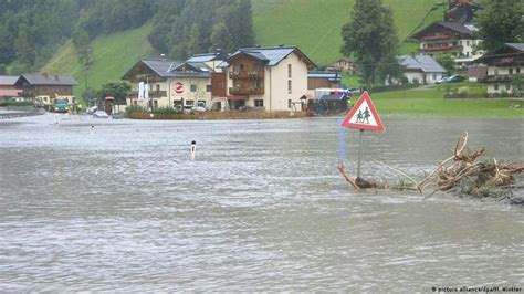 Wetteronline zeigt ihnen, ob und wo heute, morgen oder übermorgen in deutschland mit gewittern, regen, sturm und orkan oder aber glätte zu rechnen ist. Schwere Unwetter in Österreich und Italien | Aktuell ...
