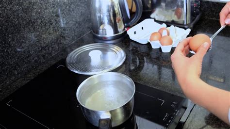 1 dans un peu d'huile chaude, faites fondre l'oignon coupé en dés et l'ail. Astuce cuisine : Comment faire cuire un œuf dur ? - YouTube