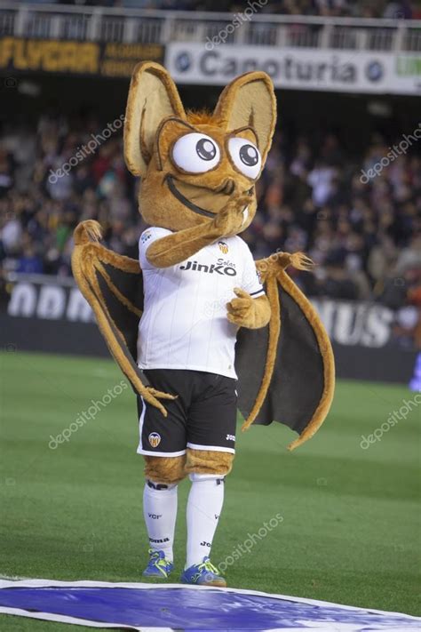 Entrenamiento en la ciudad deportiva. Valencia CF mascot - Stock Editorial Photo © efecreata ...
