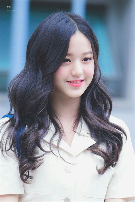 She ranked #1 on the finale making her the center of iz*one. 7 Potret Jang Wonyoung, Si Cantik Center IZONE