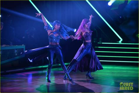 Jojo Siwa Dances A Descendants Inspired Duel With Jenna Johnson On