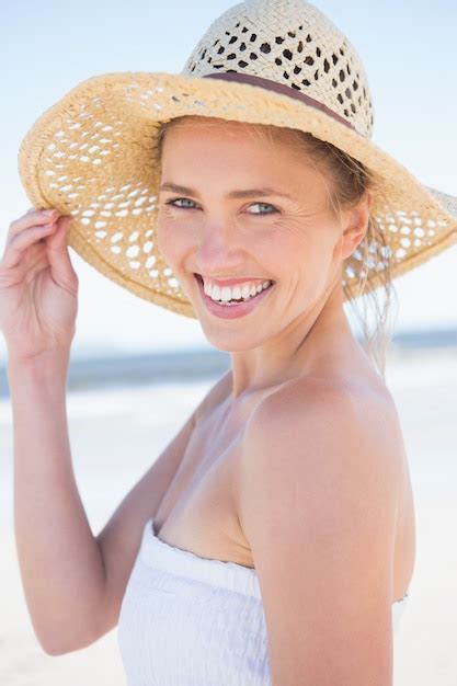 Premium Photo Pretty Smiling Blonde On The Beach Wearing Straw Hat