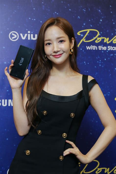 Explore the web to find the content you need for a project or just for fun and bookmark it so you can access it later using this browser app. Hallyu stars Kim Jong Kook and Park Min Young in town for Samsung X Viu collaboration