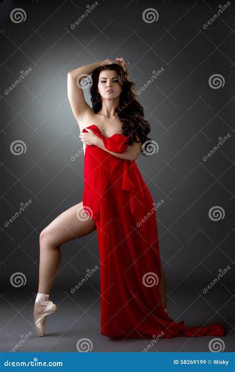 Baile Desnudo Bonito De La Bailarina Con El Pa O Rojo Imagen De Archivo