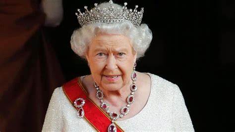 Von england herrscht bereits seit über einem halben jahrhundert über großbritannien und das 53 staaten umfassende commonwealth of nations. Queen Elizabeth II. trägt Hochzeitsgeschenk auf dem Kopf