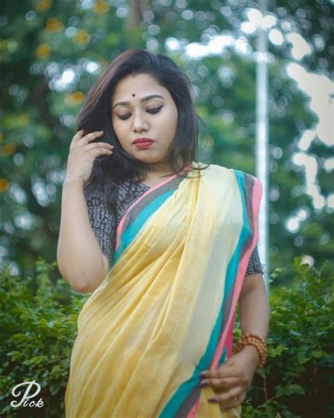 Kolkata Sexy Bold Model Soumi Tapadar In Saree Look Seductive Follow