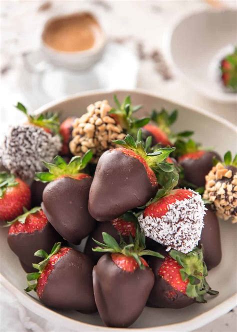 Chocolate Covered Strawberries 3 Ingredient Dessert Recipetin Eats