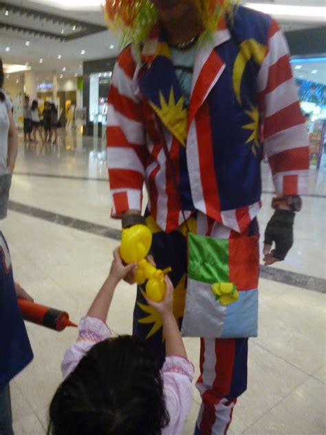 Begini cara mandi suku mante cantik ini. Clown Pun Sekarang Dah Berkonsepkan 1 Malaysia :)