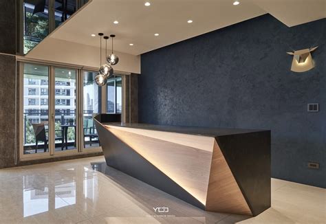 The front desk in a hotel where guests can book rooms or ask services; Pin by Priyanka Jain on 室 - ┃櫃台┃ Counter。 | Reception desk ...