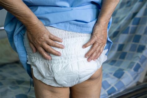 Paciente anciana o anciana asiática que usa pañales para la incontinencia en la sala del