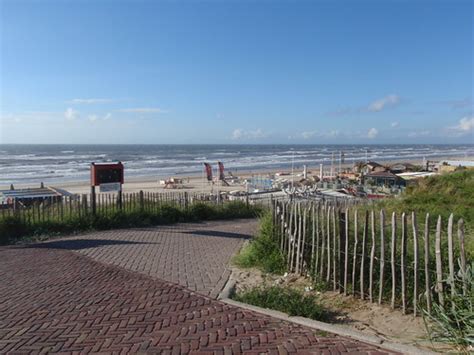 Ein ausgestreckter sandstrand von nicht weniger als neun kilometer lang und 90 meter breit im durchschnitt und sehr beliebt bei. Zandvoort Strand | Bitte Link als Namensnennung: www ...