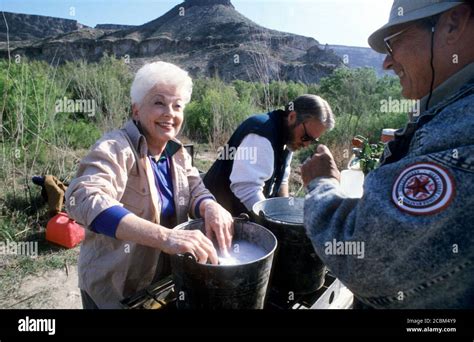 Big Bend National Park Texas Usa 1992 Texas Gov Ann Richards Washes Dishes With Fellow