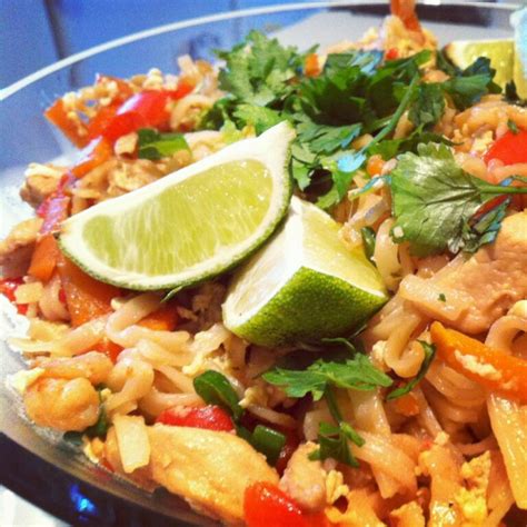 Pad thai med kylling og rejer Se opskrift på risnudler med kylling