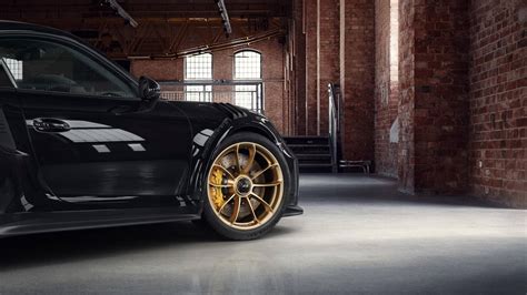 Porsche 911 Gt3 Rs Looks The Part With Factory Gold Painted Wheels