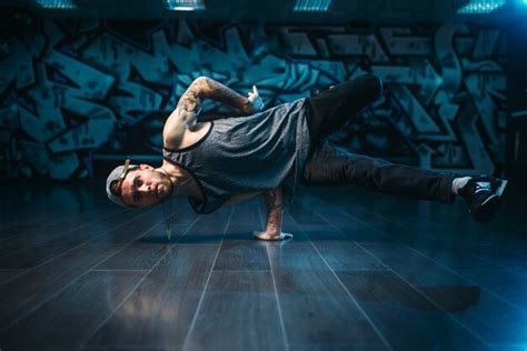 Acción De Hip Hop Movimientos De Bailarín En El Estudio De Danza