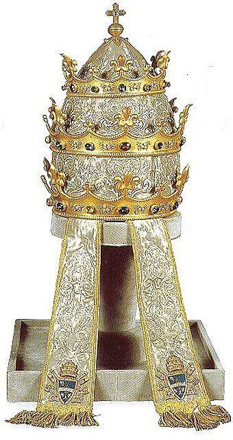 La Tiara Papal En 2020 Joyas De La Corona Ornamentos Liturgicos Tiaras