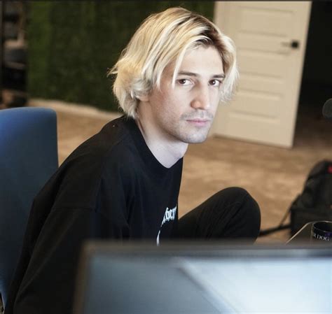 xqc stream reviews ️ on twitter why is he staring into the depths of my soul