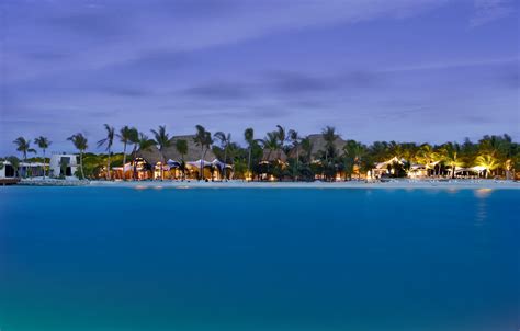 Holiday Inn Resort Kandooma Maldives ~ Static Tours Journal