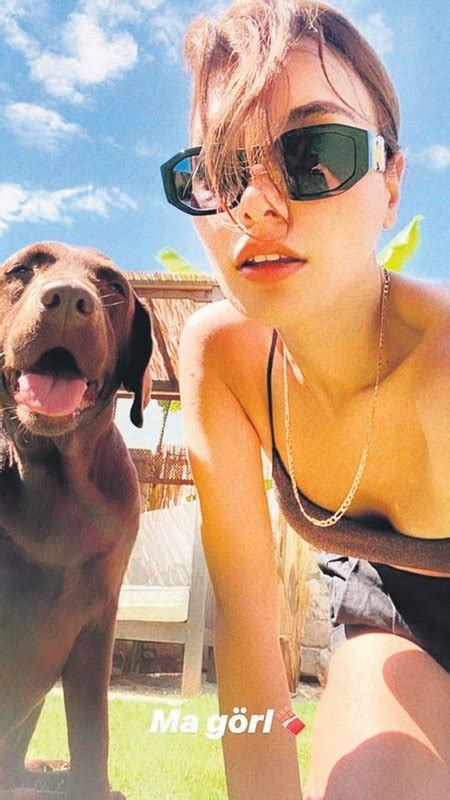 Hazal Filiz Küçükköseden Köpeği Mia Ile Selfie Takvim