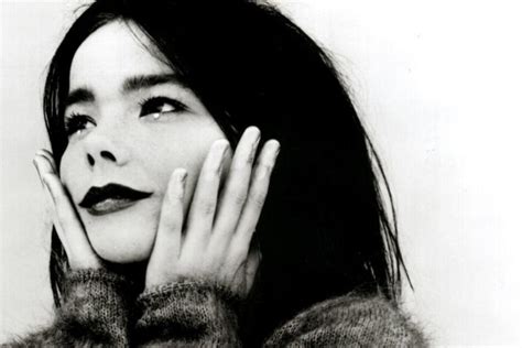 Un Día Como Hoy En 1993 Björk Estrenaba Su Primer álbum Debut — Rockandpop