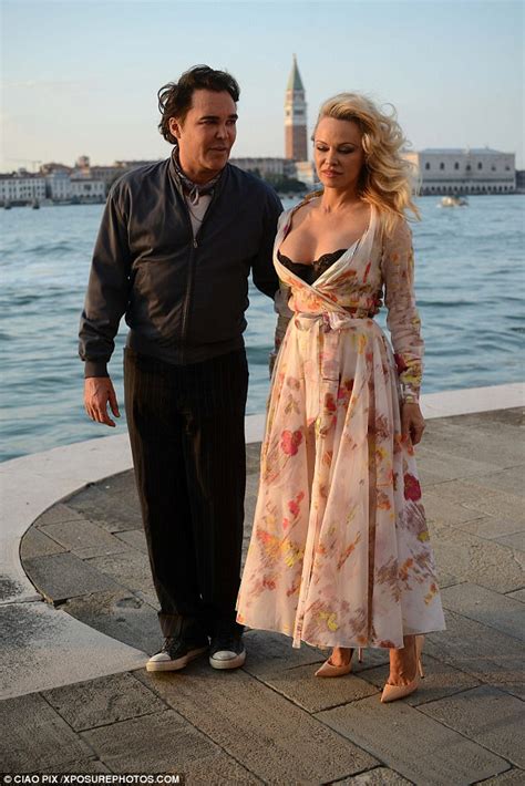 Pamela Anderson Puts On A Very Busty Display In Venice Daily Mail Online