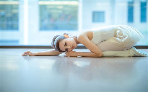 Wallpaper Sports Model Asian White Dress Lying Down On The Floor