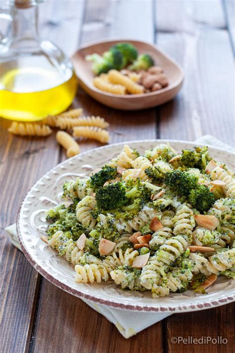 Pasta Con Broccoli E Ricotta Semplice E Gustosa Con Mandorle Tostate