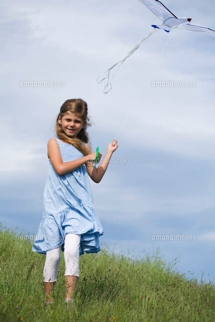 Girl Flying Kite 11001052751 の写真素材・イラスト素材｜アマナイメージズ