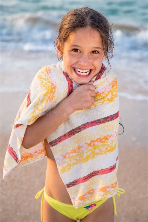 Glimlachend Meisje Dat Op Het Strand Wordt Bevroren Stock Foto Image Of Genieten Vakantie