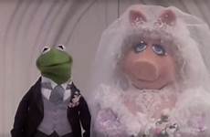 piggy kermit miss wedding frog rightthisminute