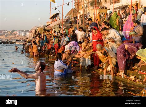 Las Personas Bañándose En El Ganges Varanasi India Foto And Imagen De