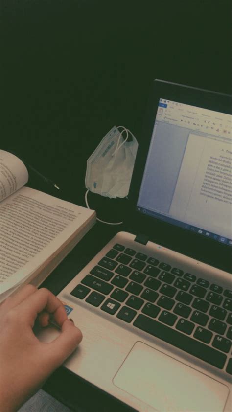 Permainan dapat dimulai dengan jumlah pemain minimal 2 sampai 4 orang. Gambar Buku Dan Laptop - Juragan Soal