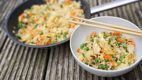 Gebratener Reis mit Gemüse Fried rice Gesundes asiatisches Gericht