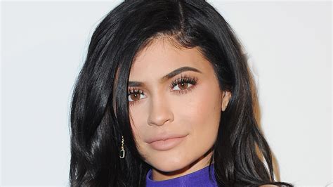 Kylie Jenners Scar In This Picture Has People Convinced Shes Had