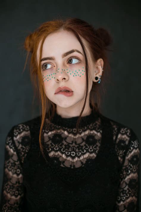Модный арт макияж рыжая девушка зеленые глаза фотограф Татьяна