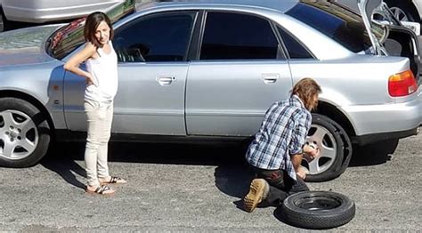 Homeless Man Changes Woman S Flat Tire