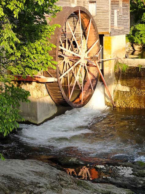 The Old Mill Water Wheel Pigeon Forge Tennessee Photograph By Cynthia
