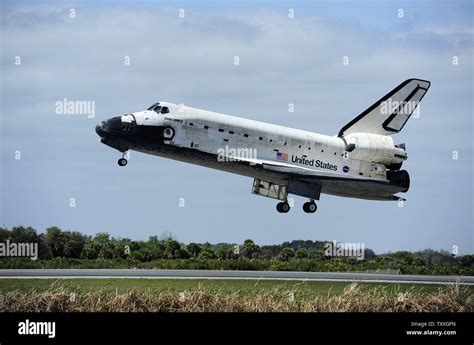 Nasas Space Shuttle Discovery Approaches Runway 15 At The Shuttle